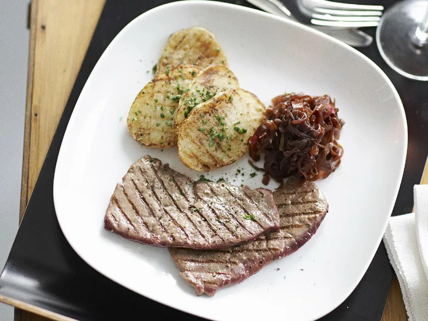 Caramelised onion with calves liver and potatoes