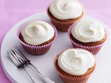 banana cupcakes with maple cream frosting