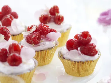 toffeed raspberry and white chocolate cupcakes