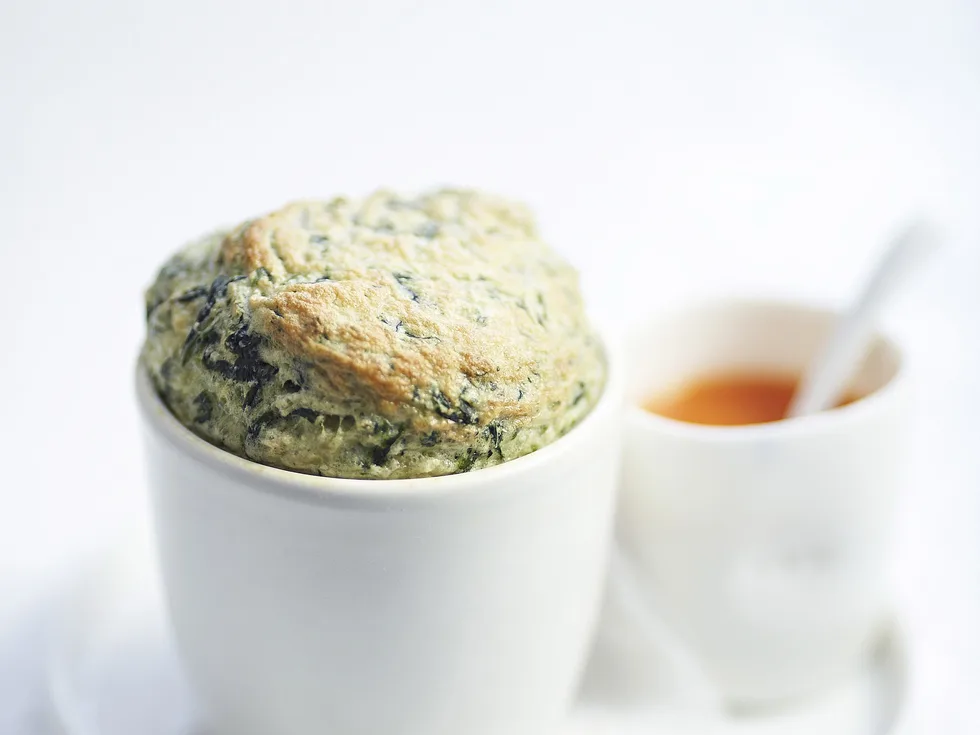 Spinach soufflé with fresh tomato sauce