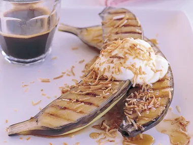Grilled bananas with malibu syrup
