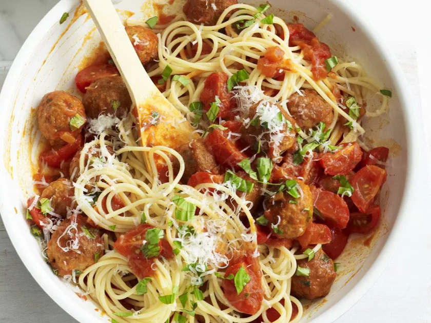 Spaghetti with meatballs & cherry tomatoes
