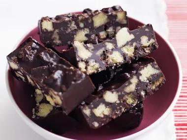 macadamia biscuit slice