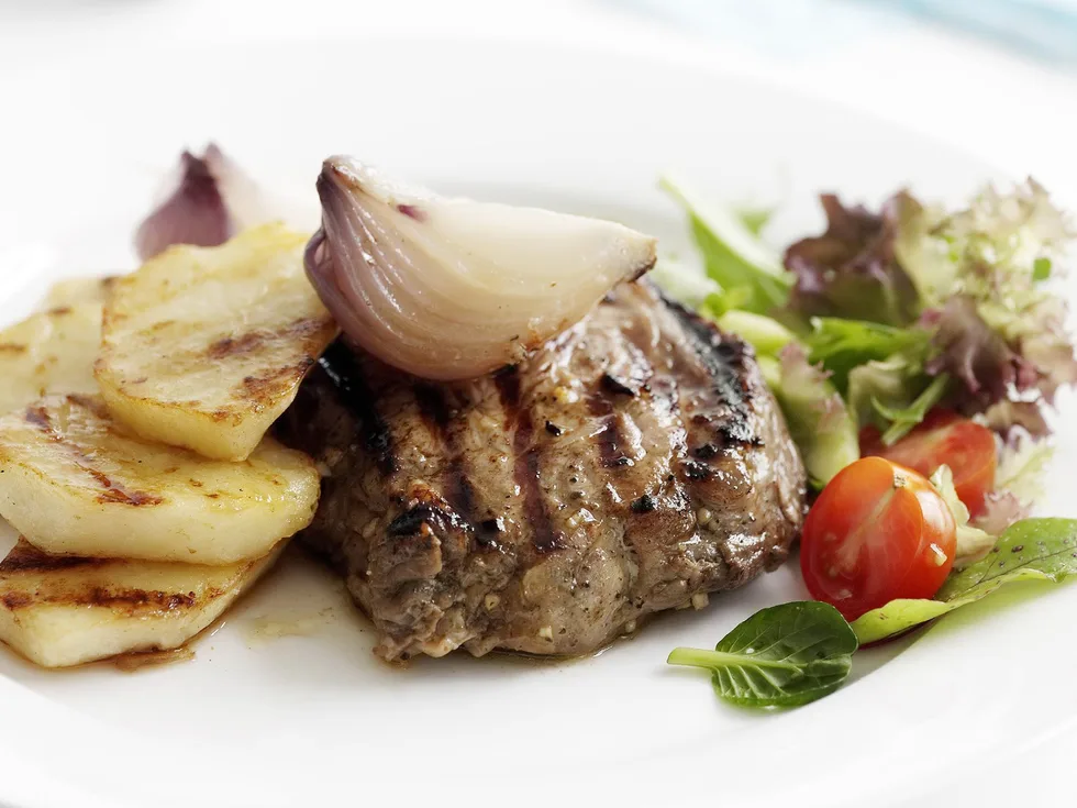 grilled peppercorn steak with paprika potatoes