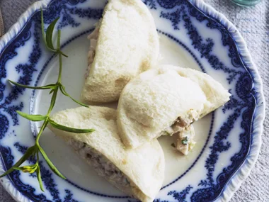 CHICKEN AND TARRAGON `PILLOWS'