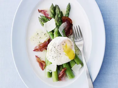 poached eggs with pancetta and asparagus