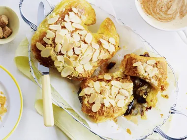 croissants and pains au chocolat aux amandes