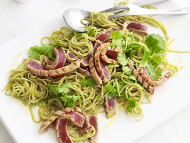 WARM TUNA & GREEN TEA NOODLE SALAD