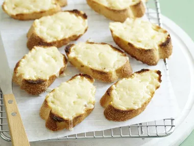 GRUYÈRE CROÛTONS