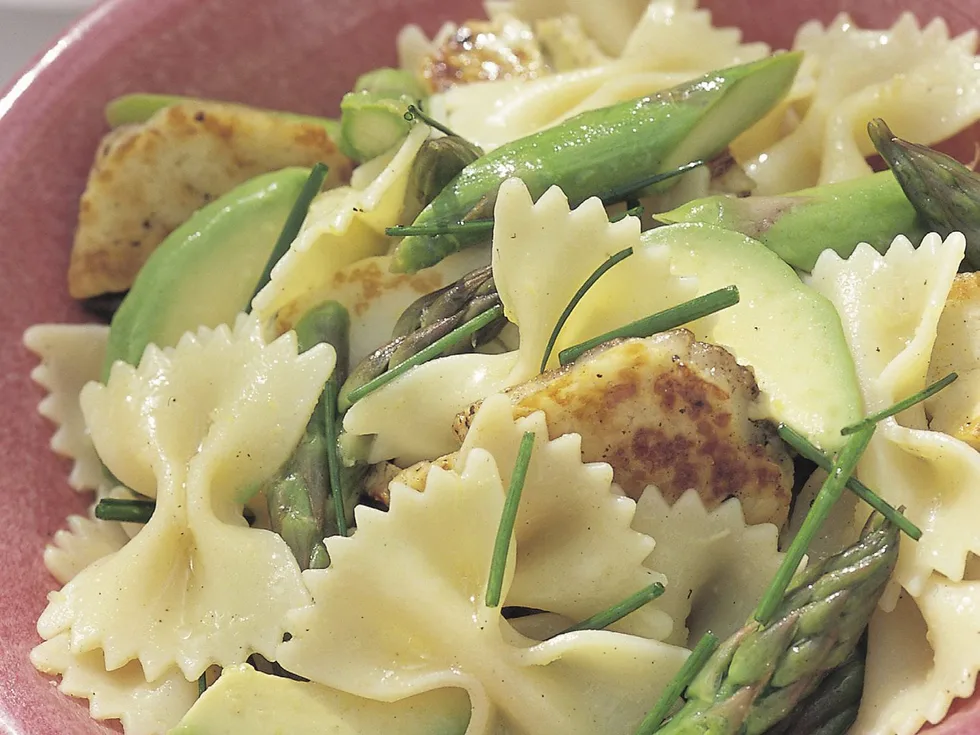Bow ties with asparagus and grilled haloumi