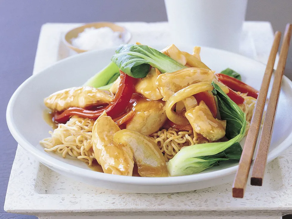 Chicken stir-fry on noodle cakes