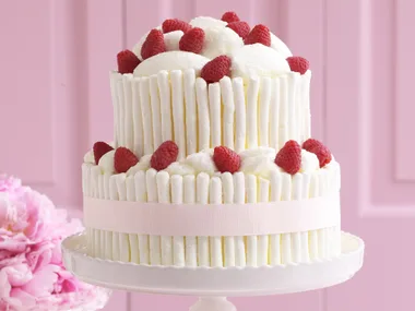 Meringue cloud cake