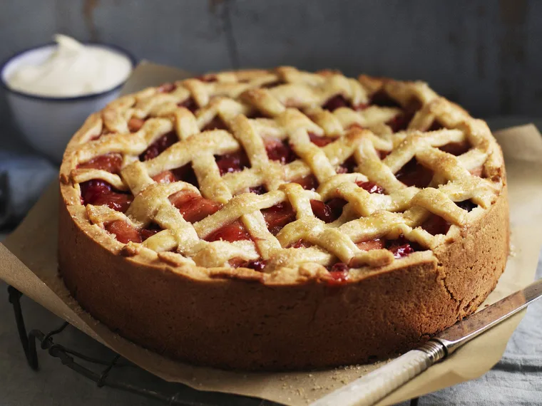caramelised apple and rhubarb pie