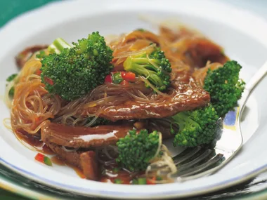 noodles with garlic, beef and broccoli