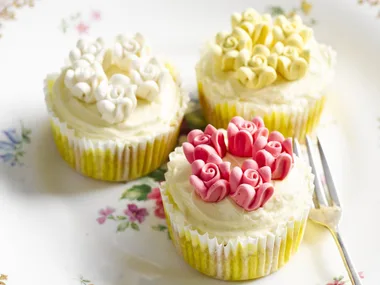 ring of roses cupcakes