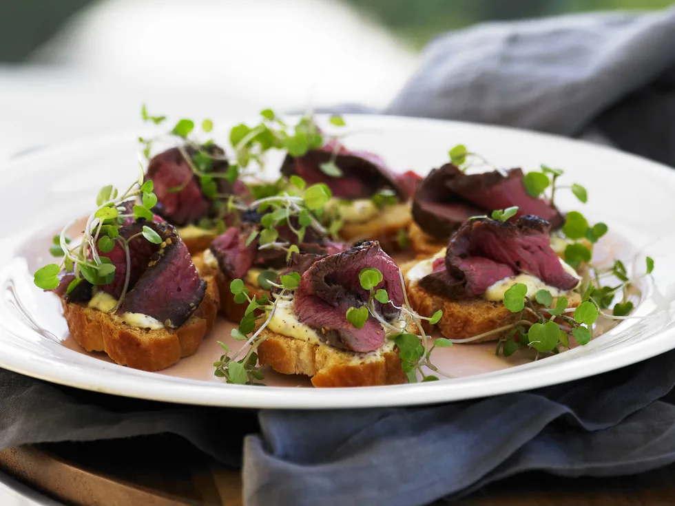 croûtes with beef and horseradish cream