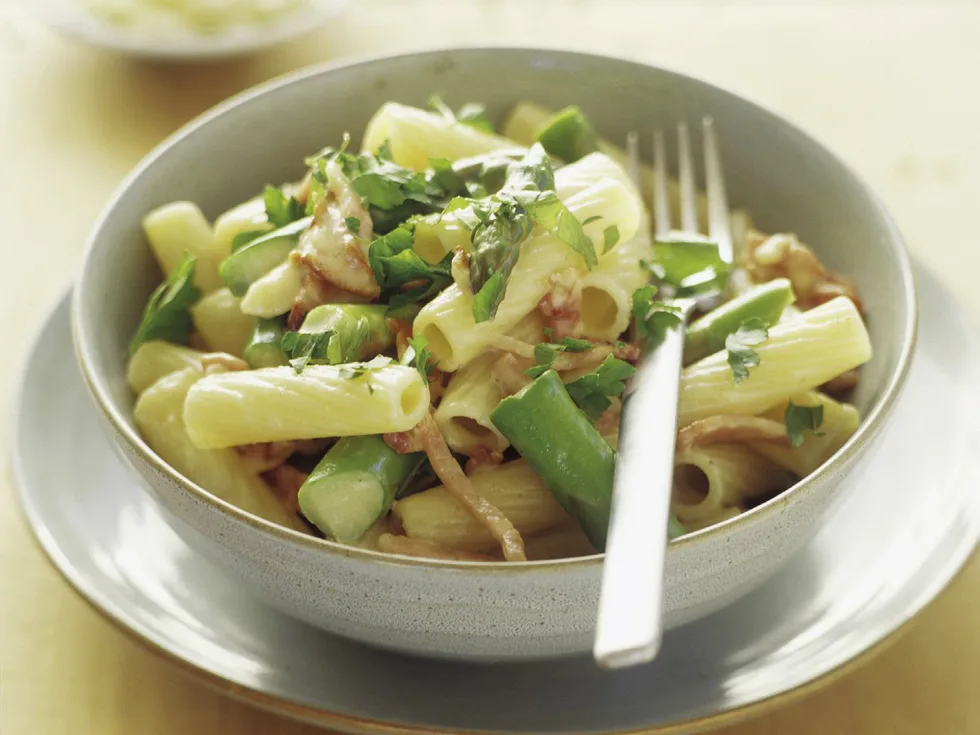 Asparagus, bacon and cheese pasta