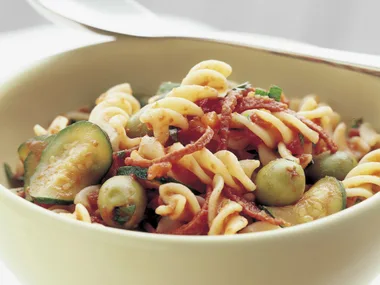 Spirals with crisp salami and tomato sauce