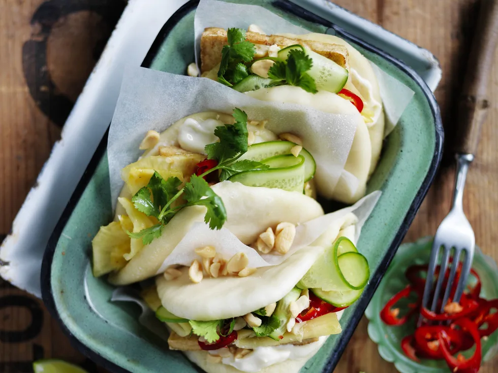 ESpiced tofu=m Bao=a withpineapple& cucumbersalad