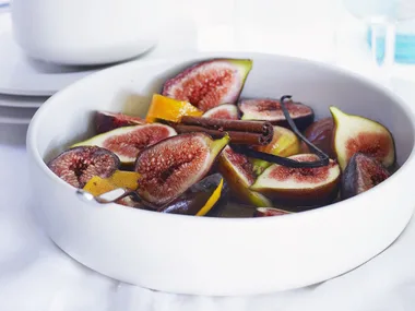 Figs in orange syrup with yogurt cream