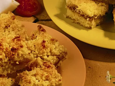 ALMOND-TOPPED CREAM SLICE