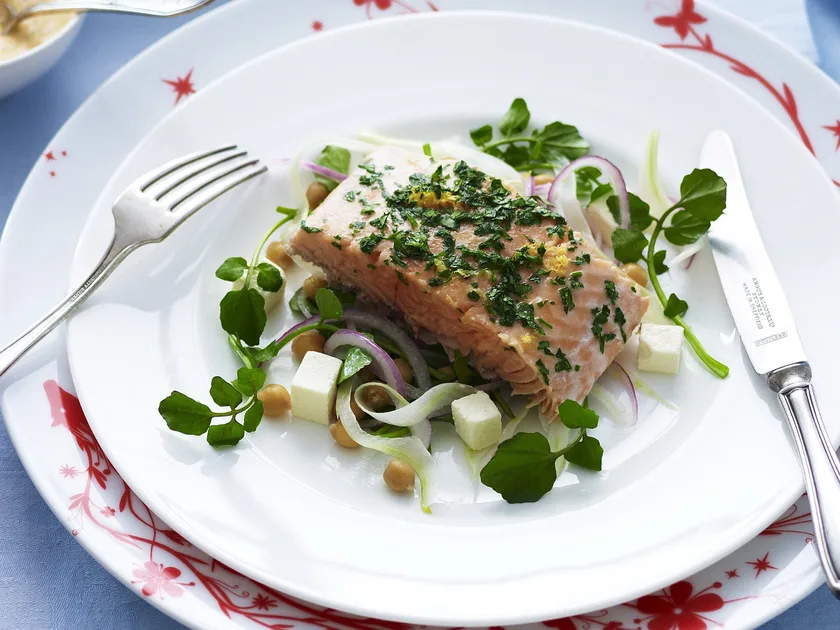 Barbecued salmon with yoghurt dressing