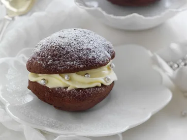 red velvet whoopie pies