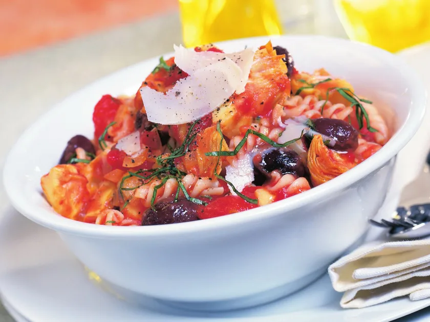 Pasta with tomatoes, artichokes and olives