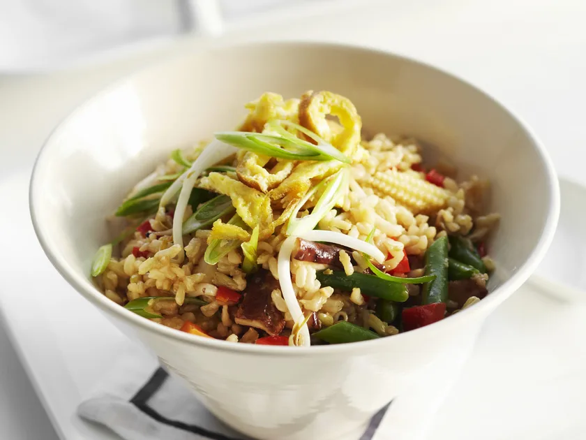 Brown fried rice with omelette