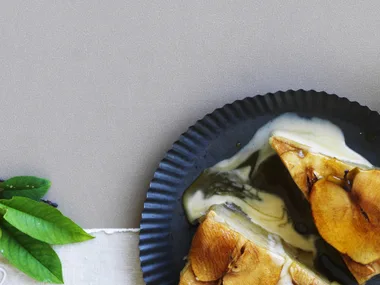 Pure apple cakeWITH GOLDEN SYRUP CUSTARD