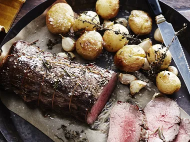 BEEF FILLET WITH GARLIC CREAM SAUCE