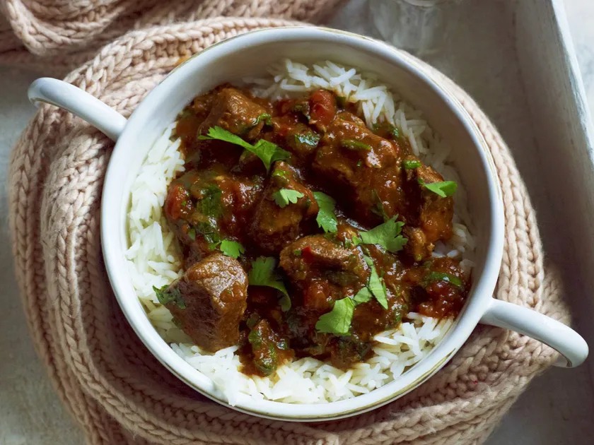 Pressure-cooked spicy lamb in spinach and tomato sauce