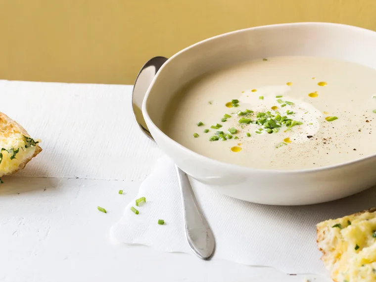 Creamy cauliflower soup with cheesy garlic loaf