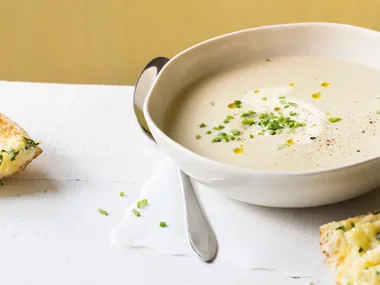 Creamy cauliflower soup with cheesy garlic loaf
