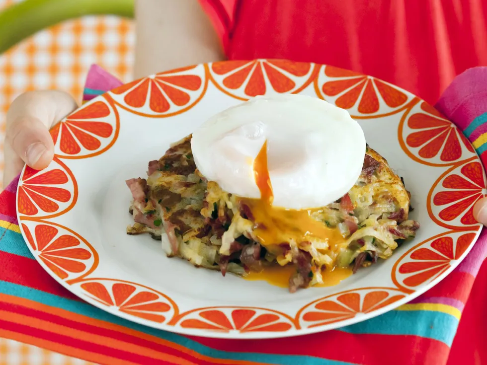 corned beef hash with poached eggs