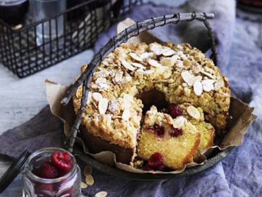 Raspberry crumble ring cake