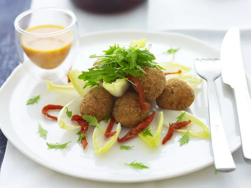 Bocconcini salad with semi-dried tomato pesto