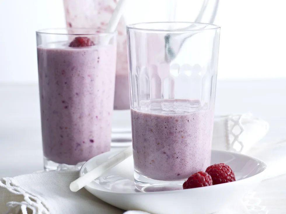 high-fibre mixed berry yogurt smoothies