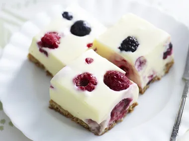 white chocolate & berry cheesecake slice