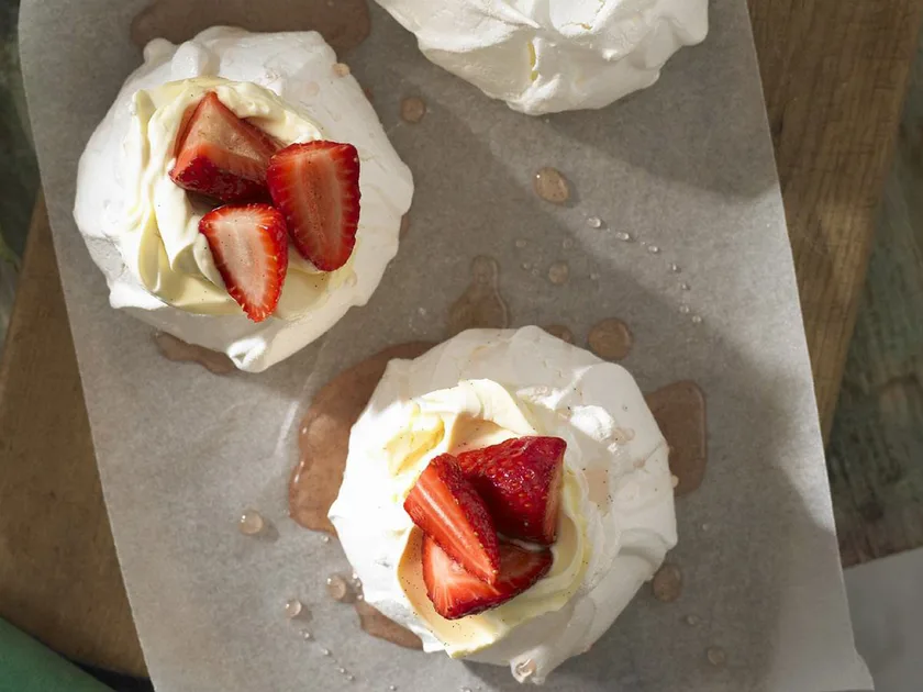 Mini pavlovas with vanilla syrup strawberries