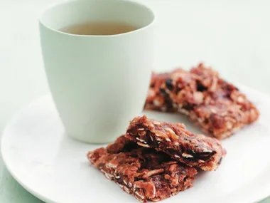 Date and apple muesli slice