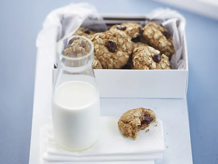 banana, date and oat cookies