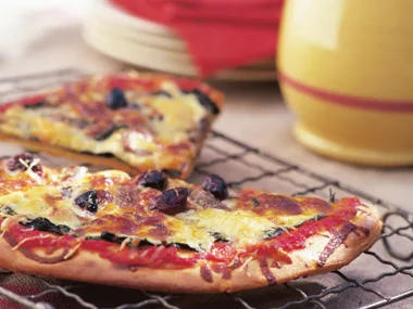 spinach, anchovy and olive pizza