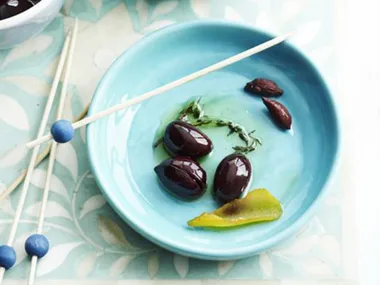 THYME AND GARLIC OLIVES