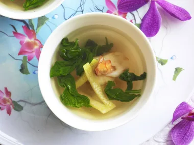 Clear soup with prawns and spinach