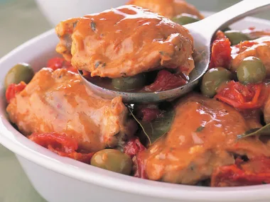 Chicken with tomatoes and green olives