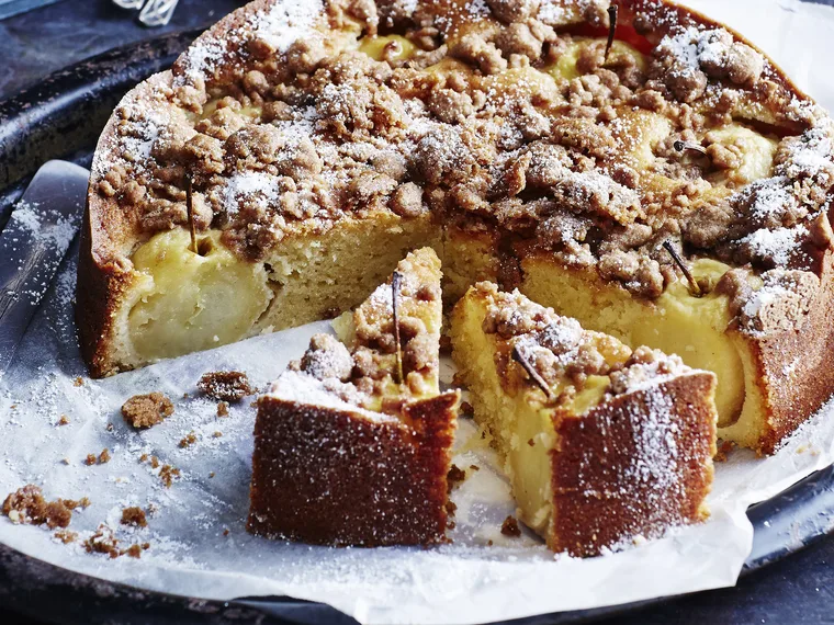 APPLE& CINNAMON CRUNCH CAKE WITH CINNAMON ANGLAISE