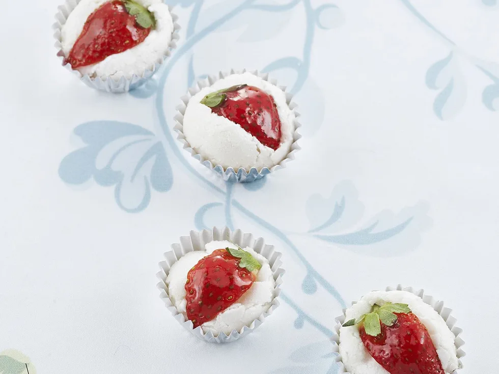 Strawberry meringues