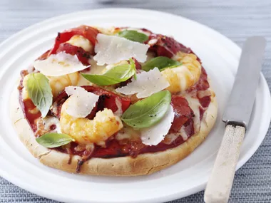 Prawn and grilled capsicum pizza