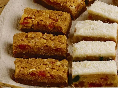 CRUNCHY CHOC-BUBBLE SLICE